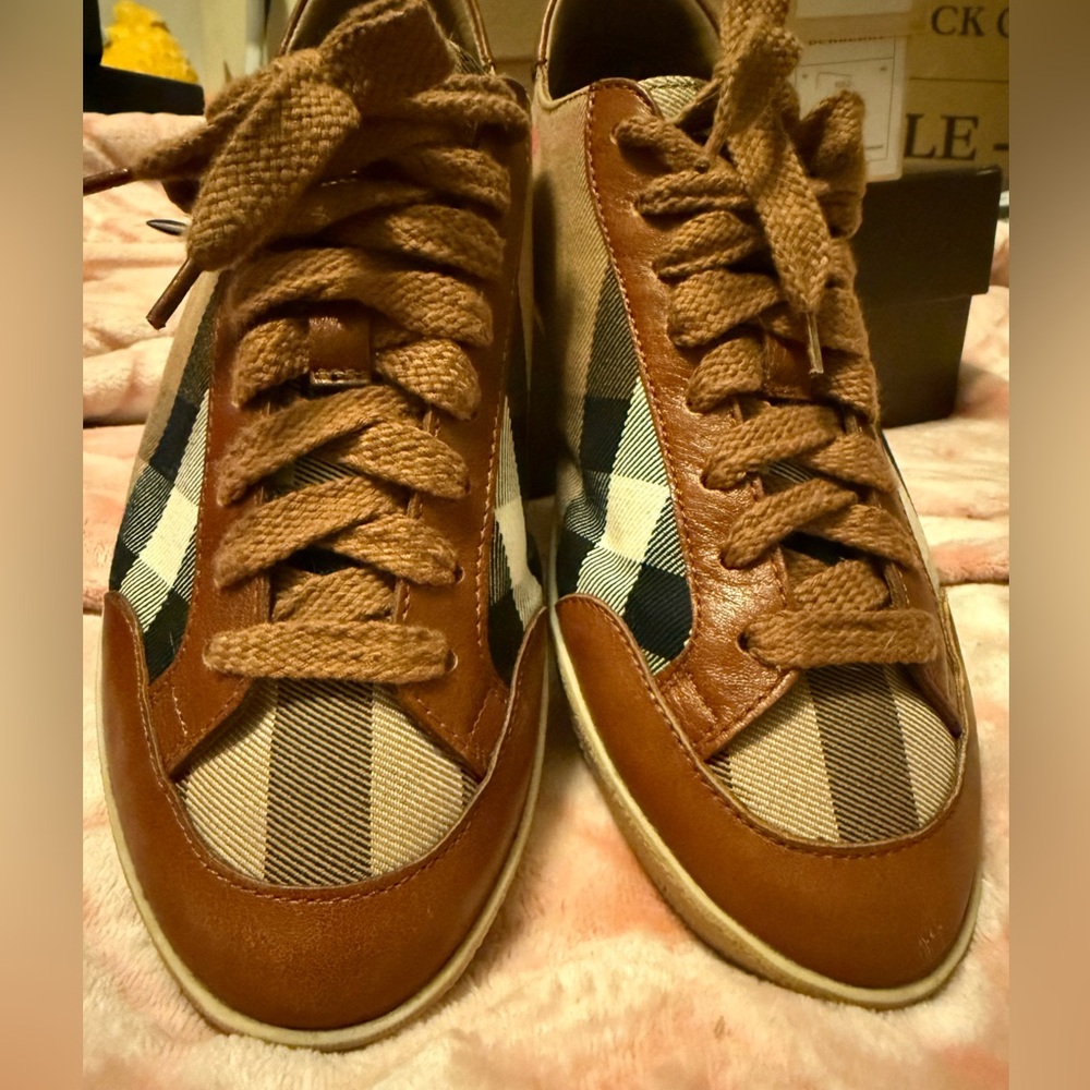 Burberry Sneakers
Brown leather trim Nova check sneakers. - Picture 2 of 4